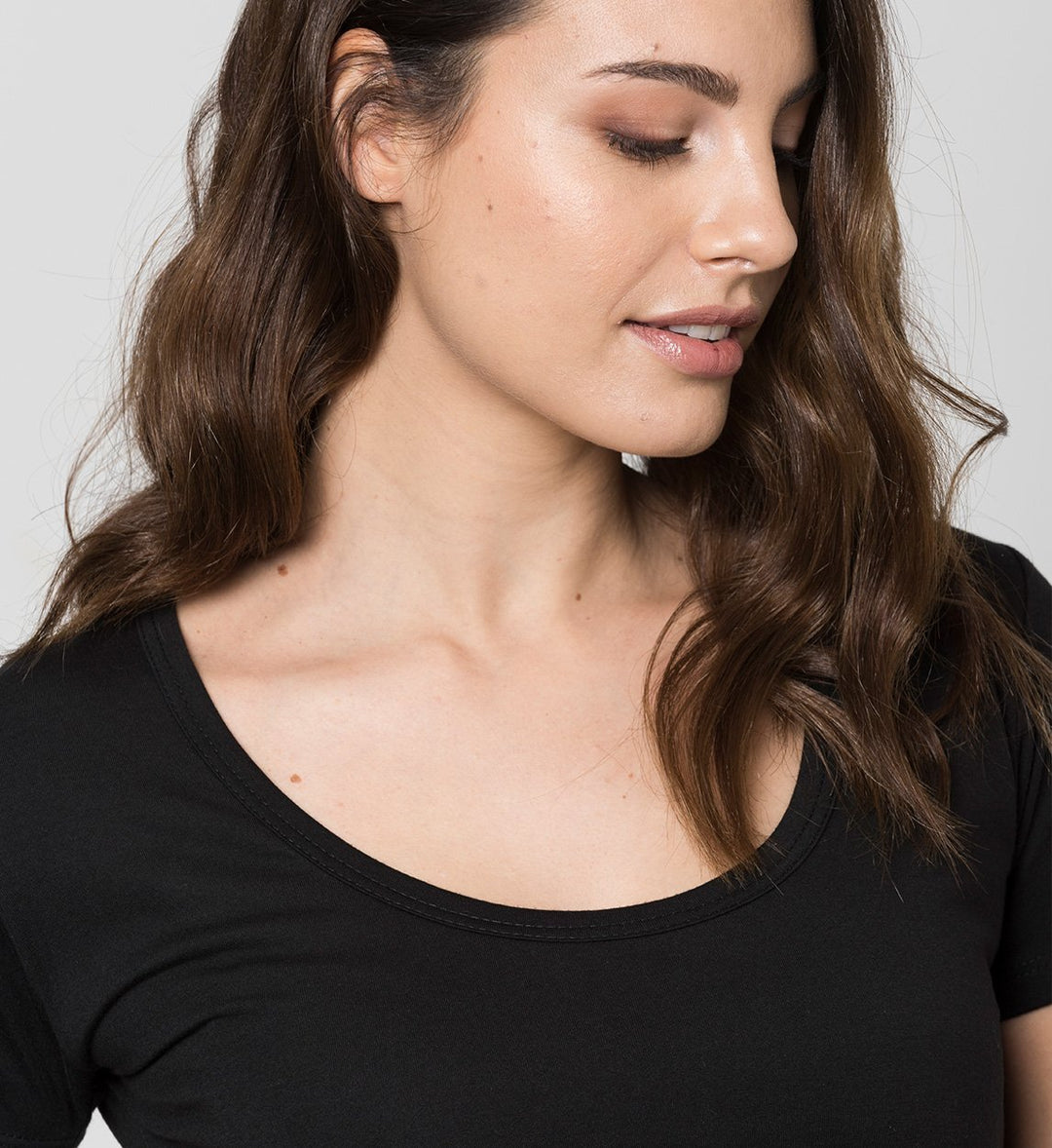 Women's Sweat-Proof Undershirt with wide round Neck / Black
